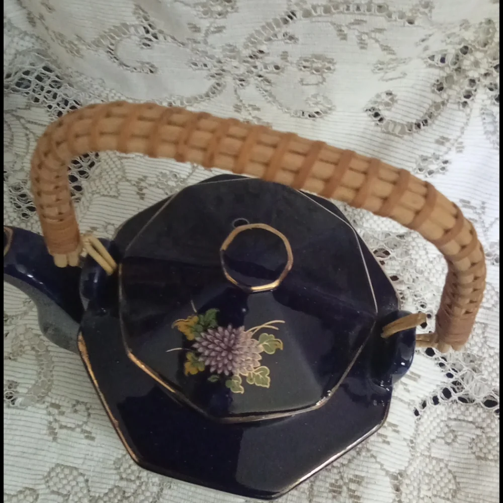 Lovely vintage Japanese teapot, nice wicker handle